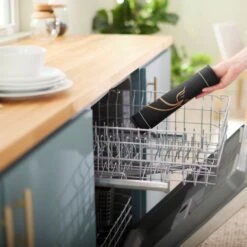 Frisco Silicone Fish Print Dog & Cat Food Mat, Black -WoofyPlay Store 311953 PT5. AC SS1800 V1642543891